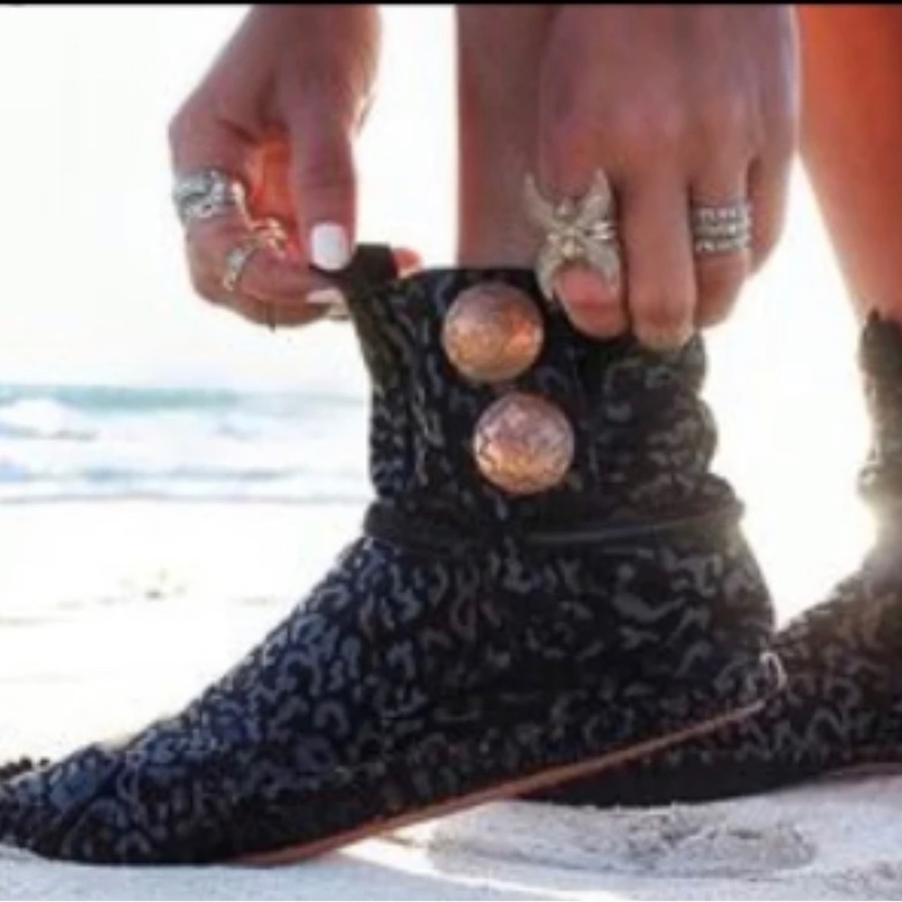 Black Indiana Rare Copper Concho Mocassin